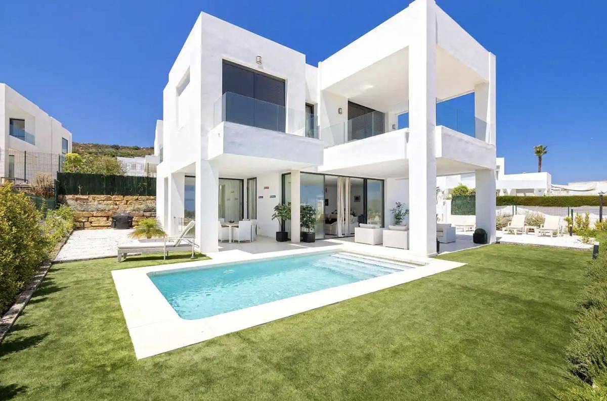 Villa - Sleeps 8 - Pool Access in San Roque, Province de Cadix