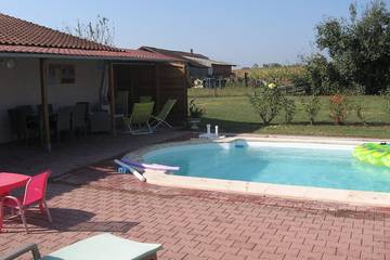 Gîte pour 5 personnes, avec jardin à Auriébat