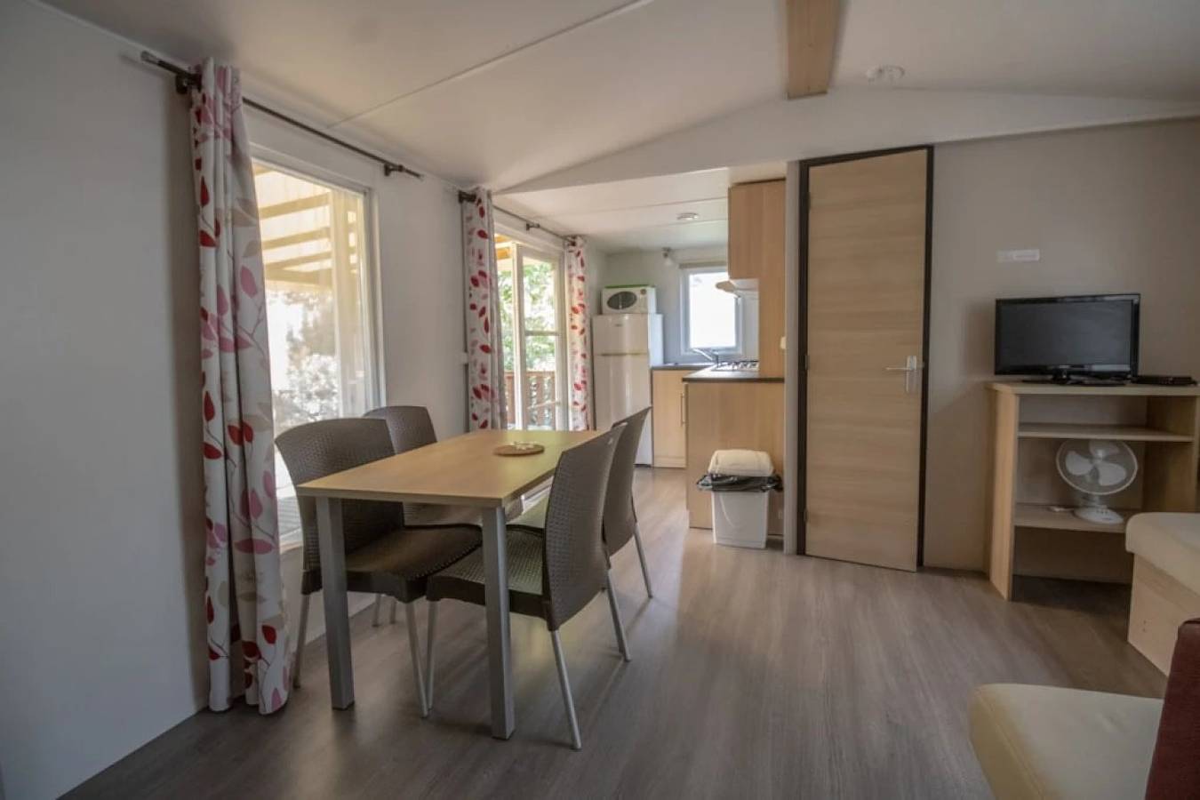 Zecamping 4 étoiles animé piscine couverte locatif Tv clim 32m2 6 pers in Saint-Michel-Escalus, Côte d’Argent
