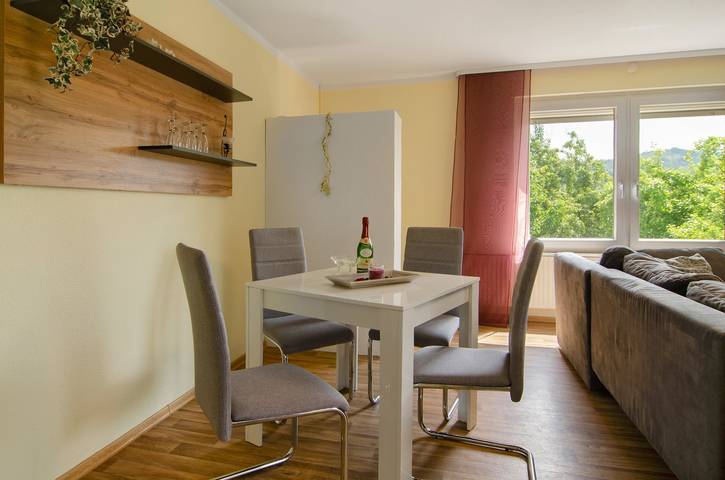 Hel lejlighed, Apartment 'Harzblick am Waldesrand' with Mountain View, Private Terrace & Sauna in Harzvorland
