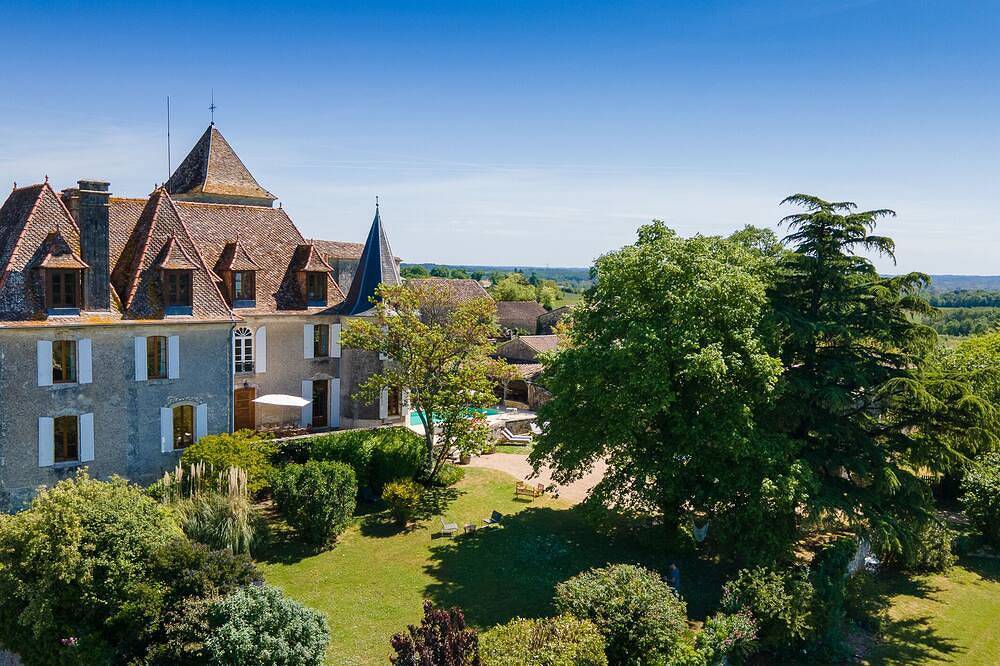 Chateau de Carsac with park and heated pool, perfect for families and groups. in Carsac-de-Gurson, Périgord Pourpre