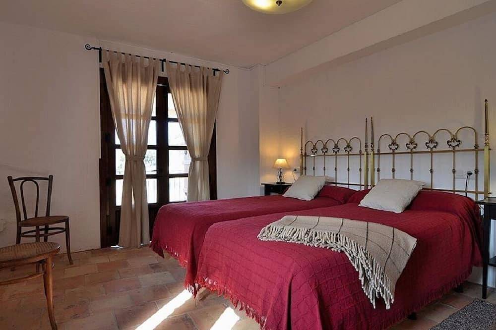 Charming rural house with swimming pool for groups in Cuenca in Valdetórtola, Cuenca Provinz