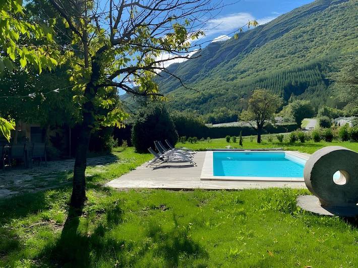 Gîte pour 10 personnes, avec piscine ainsi que jardin et terrasse à Saléon