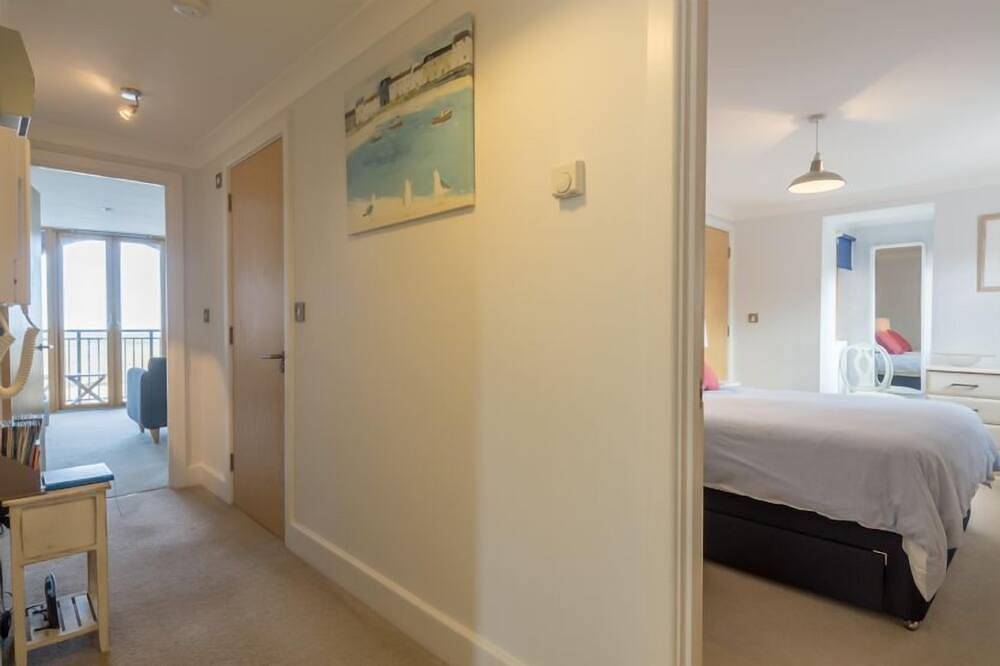 Geheel appartement, Dit uitstekende appartement biedt een van de beste uitzichten in Wells-next-the-Sea. Het beschikt over een open leefruimte met openslaande deuren naar een super klein balkon en een tweede raam met een ononderbroken uitzicht over de haven, moerassen en ... in Wells-next-the-Sea, Norfolk kust