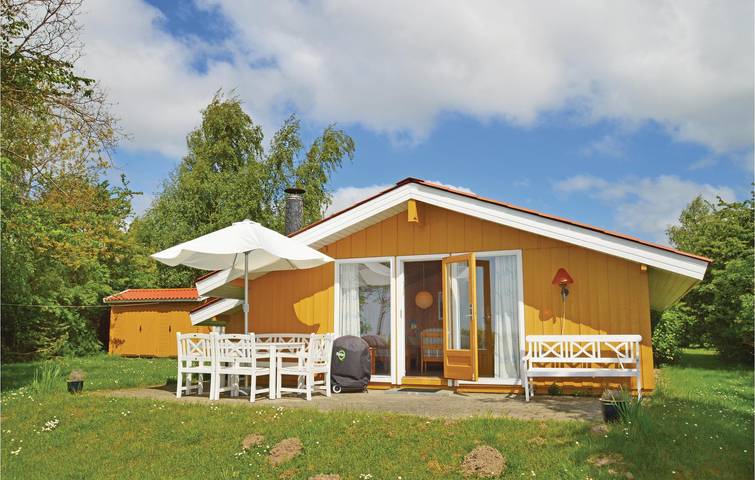 Ferieudlejning for 8 personer, med Terrasse og Have i Nysted