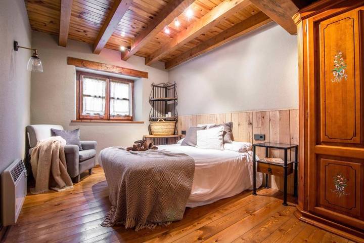 Gîte pour 6 personnes, avec terrasse et vue dans Arties - 3