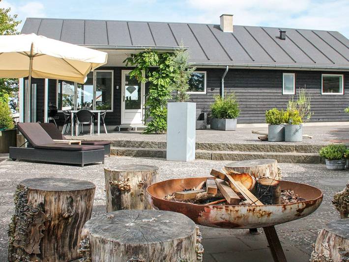 Ferienhaus für 8 Personen, mit Whirlpool und Terrasse sowie Garten in Mørkholt
