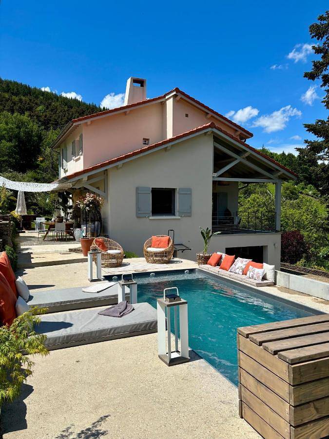 Cottage pour 2 personnes, avec vue et jardin ainsi que terrasse et piscine à La Valla-en-Gier