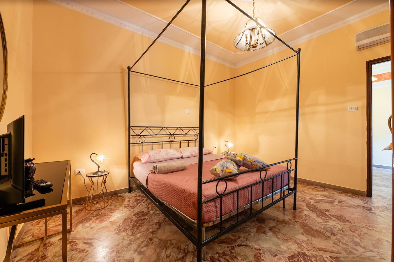Room 'U Curtigliu - Camera Familiare' with Shared Terrace, Wi-Fi and Air Conditioning in Realmonte, Agrigento Province