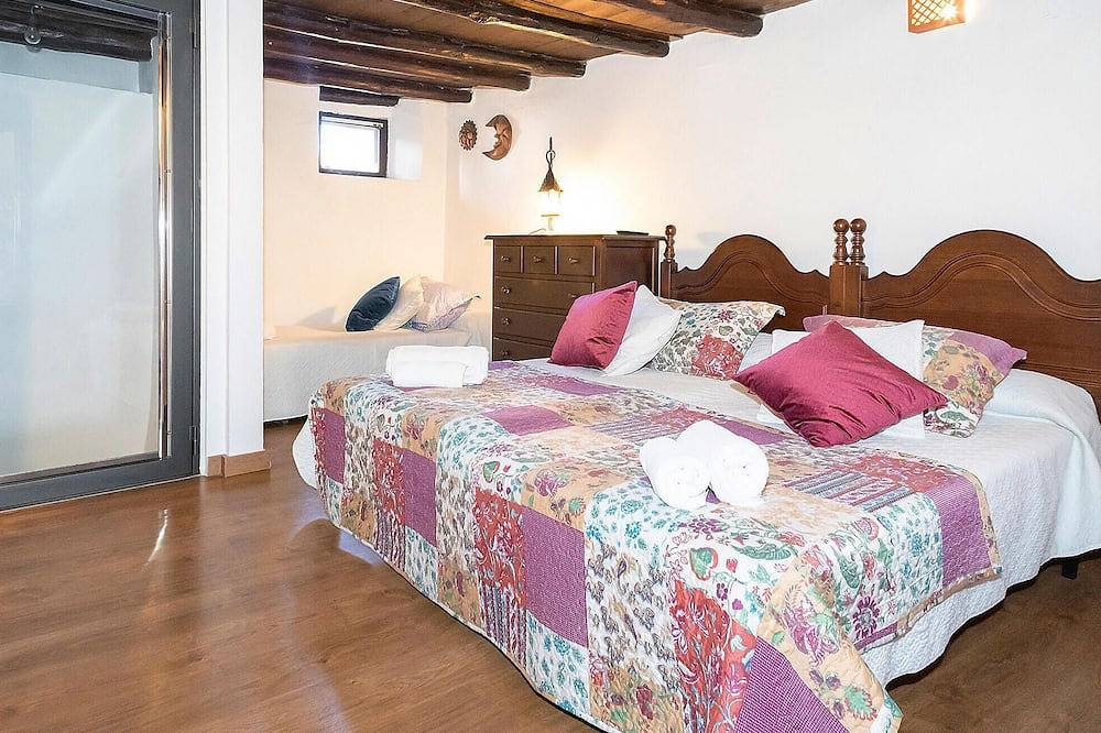 Nice home in Castaño del Robledo in Castaño del Robledo, Sierra de Aracena y Picos de Aroche