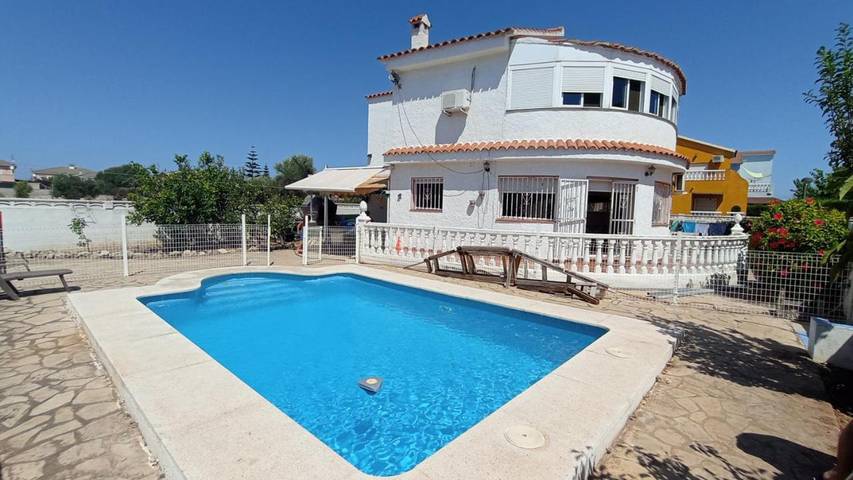 Chalet para 8 personas, con piscina además de terraza y jardín en Vinaroz