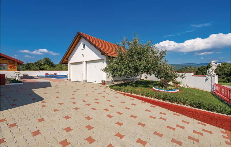 Geräumige 2-Zimmer-Oase mit Pool und Terrasse, nur wenige Schritte vom Fluss Jadova entfernt in Gospitsch, Lika-Senj