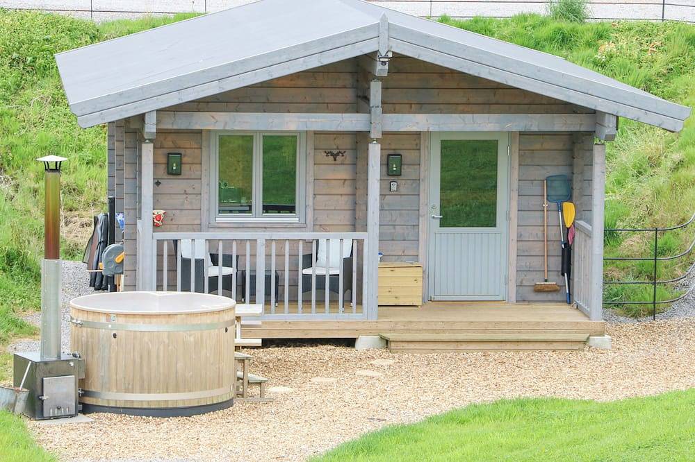 Otters Holt, pet friendly, with hot tub in Staindrop in County Durham