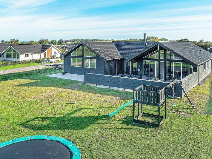Ferieudlejning for 14 personer, med Jacuzzi og Terrasse såvel som Pool og Sauna i Bogense