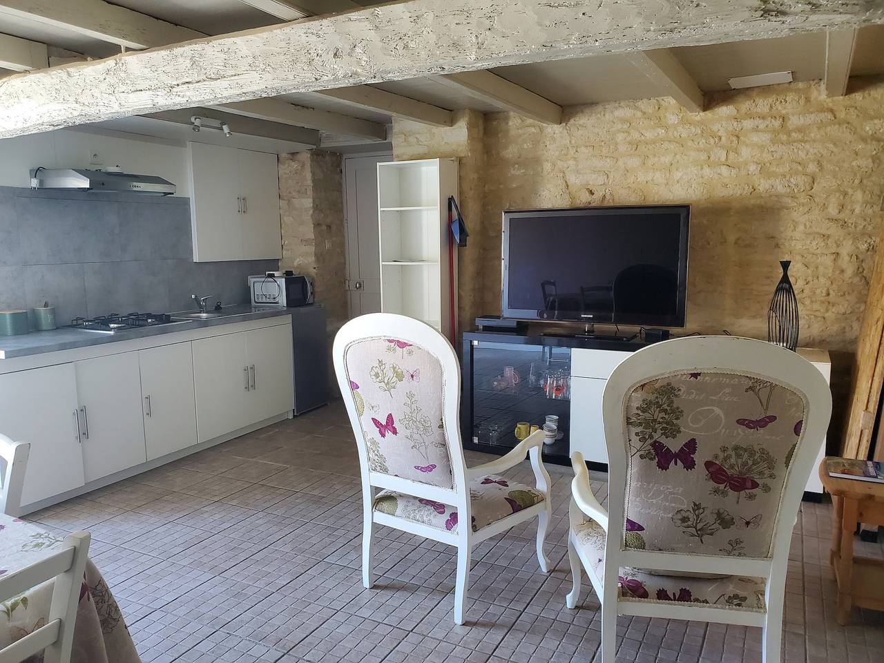 Gîte romantique charentais avec terrasse partagée, Wi-Fi et climatisation in Le Thou, Région de Rochefort