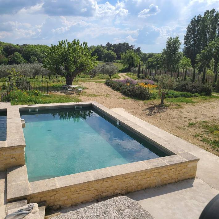 Gîte pour 8 personnes, avec terrasse ainsi que piscine et jardin
