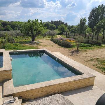 Gîte pour 8 personnes, avec piscine ainsi que terrasse et jardin à Réauville
