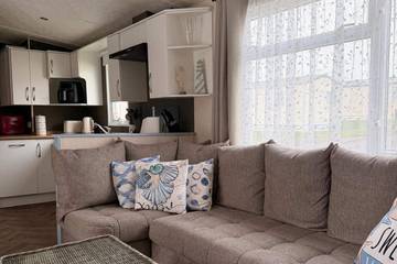 Chalet for 6 People in Milford-on-Sea, New Forest, Photo 1