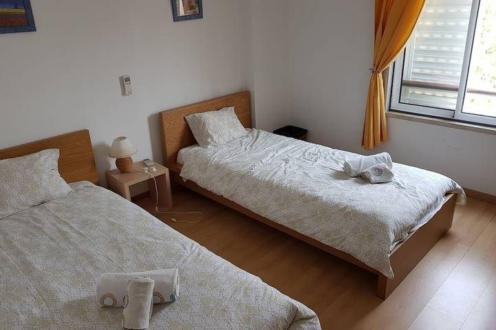 Apartamento inteiro, Spacious Marina Apartment lovely balcony view, near to pool, WiFi & Uk Tv in São Sebastião, São Gonçalo de Lagos