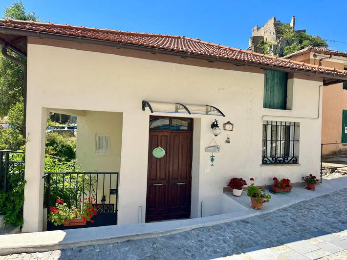 Appartamento 'Al Frantoio' con giardino privato in Castelvecchio di Rocca Barbena, Riviera di Ponente