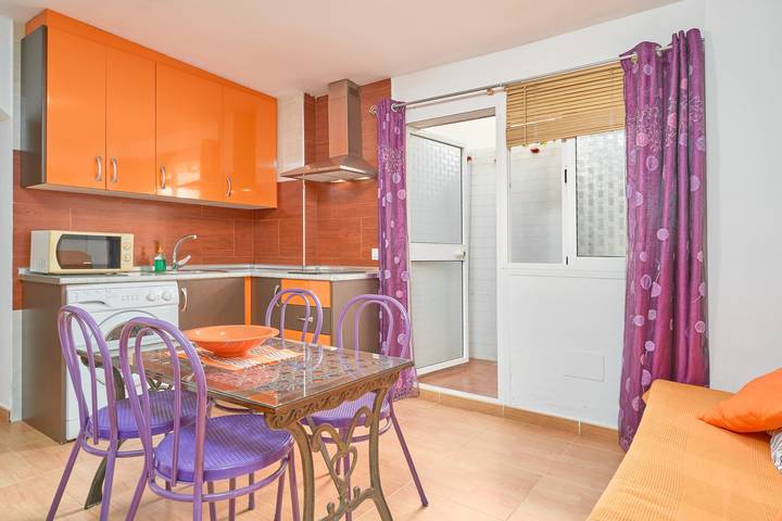 Ganze Wohnung, Ferienwohnung 'Naranja' mit privater Terrasse, Wi-Fi und Klimaanlage in Nerja Centre, Nerja