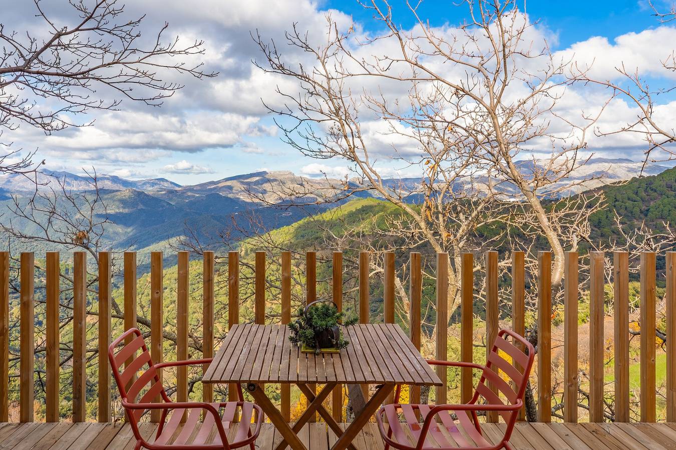 Cabaña 'Mirlo Blanco' con vistas a la montaña, piscina compartida y terraza privada in Jubrique, Provincia de Málaga