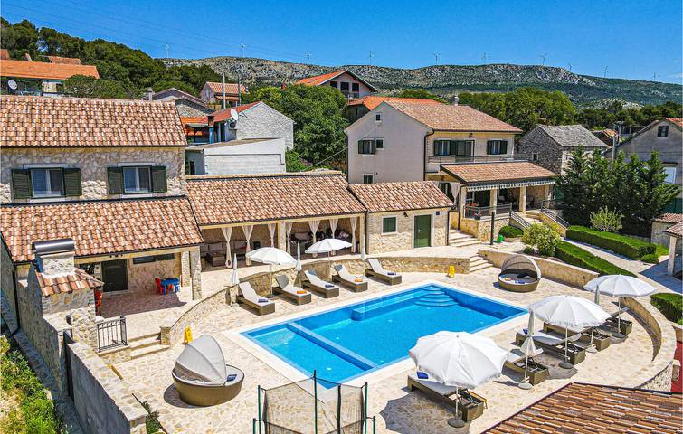 Cozy Apartment with Pool, Terrace, and Proximity to Dining in Sibenik, Šibenik-Knin