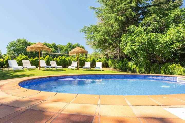 Casa rural para 20 personas, con Balcón además de Jacuzzi y Jardín en Selva