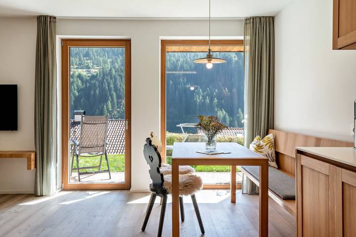 Hel lägenhet, Vista Dolomites apartment 'Activity' with Mountain View, Private Garden and Wi-Fi in Santa Cristina Gherdëina, Dolomiti Superski