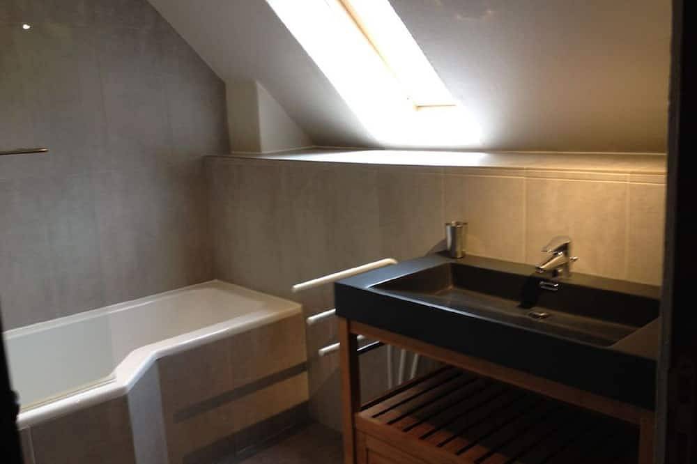 Cottage de 2 chambres avec piscine  chauffée en pleine nature in Puy-d'Arnac, Région de Brive-la-Gaillarde