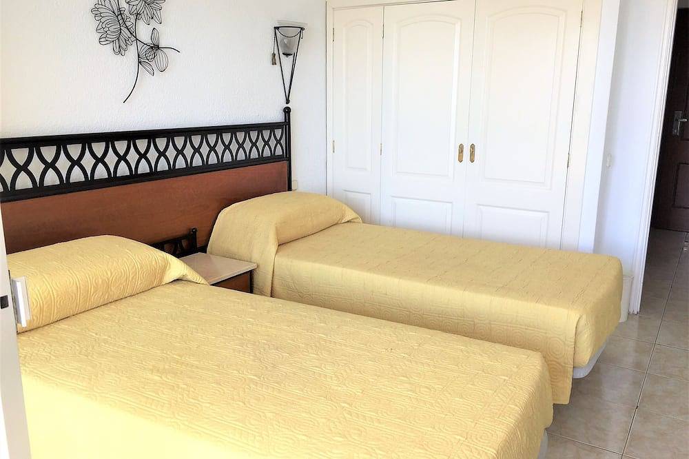 1 Bed Hotel Apt. in Costa Adeje, Few minutes walk to Beach, Shops & Restaurants in Playa Puerto Colón, Adeje