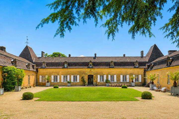 Location de vacances pour 15 personnes, avec jardin ainsi que piscine et vue à Urval