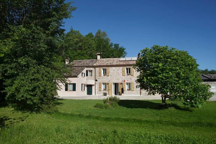 Location de vacances pour 3 personnes, avec jardin et vue à Pederobba