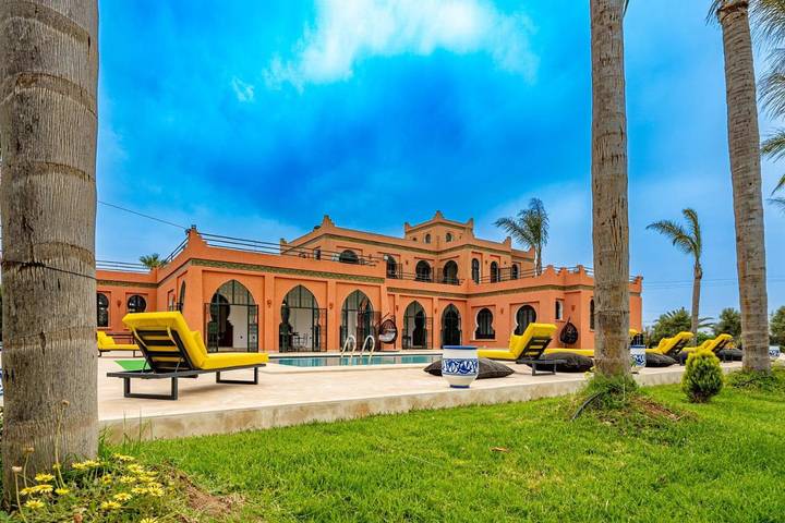 Alojamiento y desayuno para 14 personas, con jardín y piscina además de vistas y piscina para niños - 1