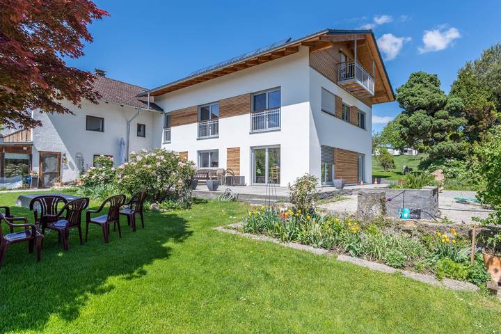 Ferienwohnung für 3 Personen, mit Balkon und Garten sowie Seeblick