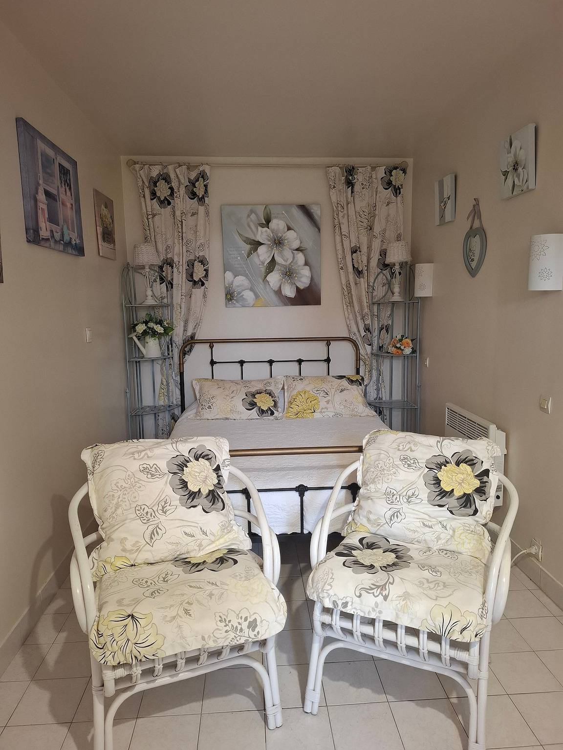 Chambre d’hôtes Jaune Campagnarde avec terrasse et jardin partagés, Wi-Fi in Saint-Lyphard, Région de Saint-Nazaire