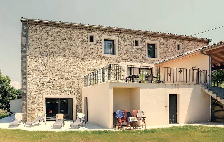 Location de vacances pour 12 personnes, avec Terrasse et Jardin ainsi que Piscine et Sauna à La Touche