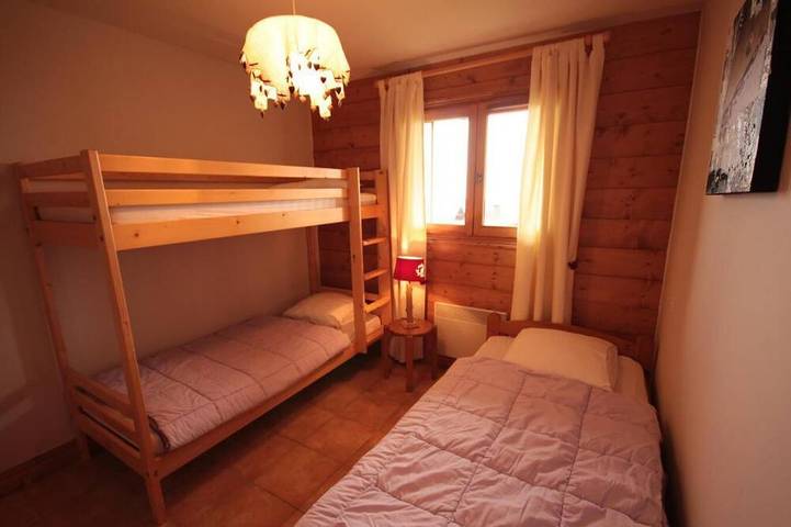Entire apartment, 100m from ski slopes, Ground floor, swimming pool, balcony, parking, tv, ski locker, 45m² in Villard-sur-Doron, Albertville region