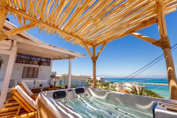 Location de vacances pour 3 personnes, avec Balcon et Jacuzzi ainsi que Terrasse et Vue dans Agistri