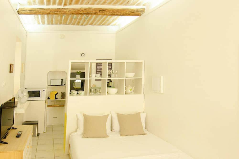 Appartement entier, Luberon - Elegant Private Studio avec clim 100m à centre ville mais calm in Lauris, Parc naturel régional du Luberon