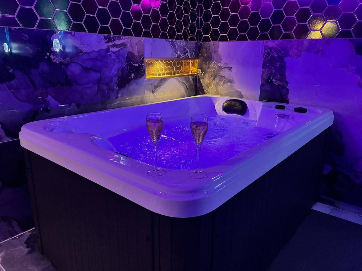 Appartement entier, Le Confidentiel -Love Room, marbres, jeux, jacuzzi in Achenheim, Région de Strasbourg