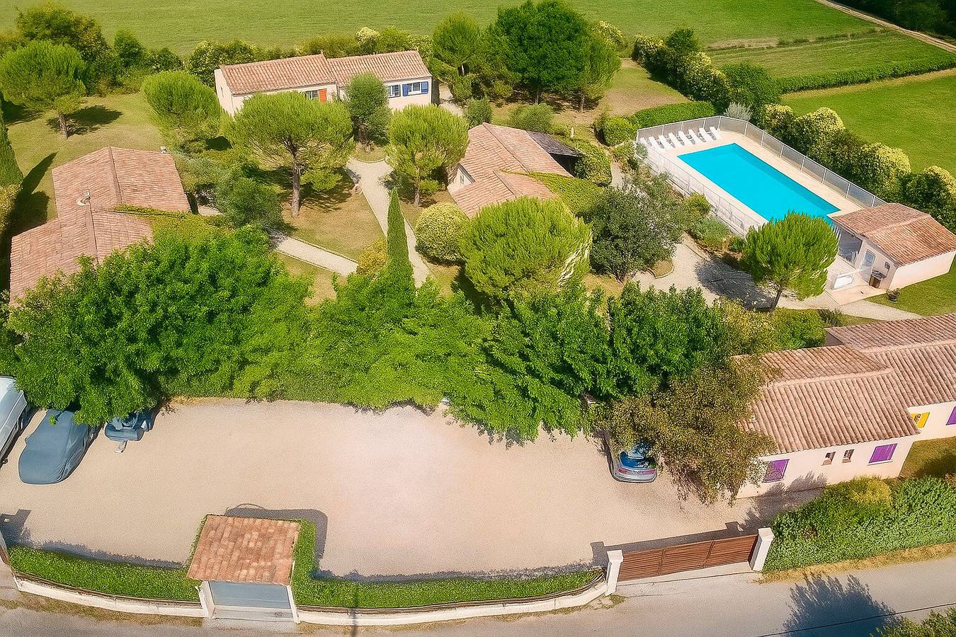Gîte 'Le Cyprès' chez Heike et Didier, piscine partagée, Wi-Fi et climatisation in Saint-Christol-lès-Alès, Région d'Alès