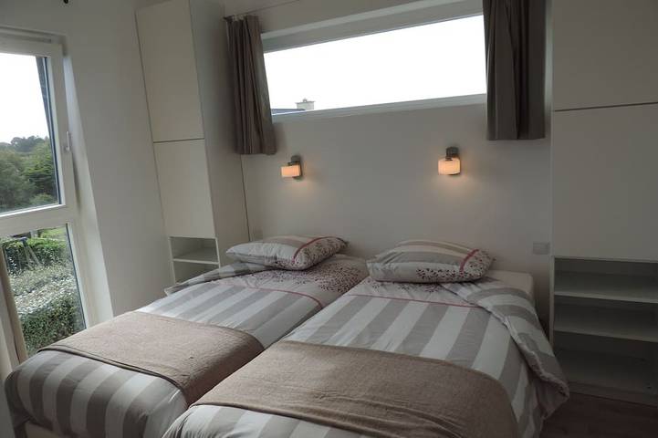 Maison lumineuse avec jardin et spa à 100 mètres de la plage. Animaux acceptés. in Plouguerneau, Région de Brest