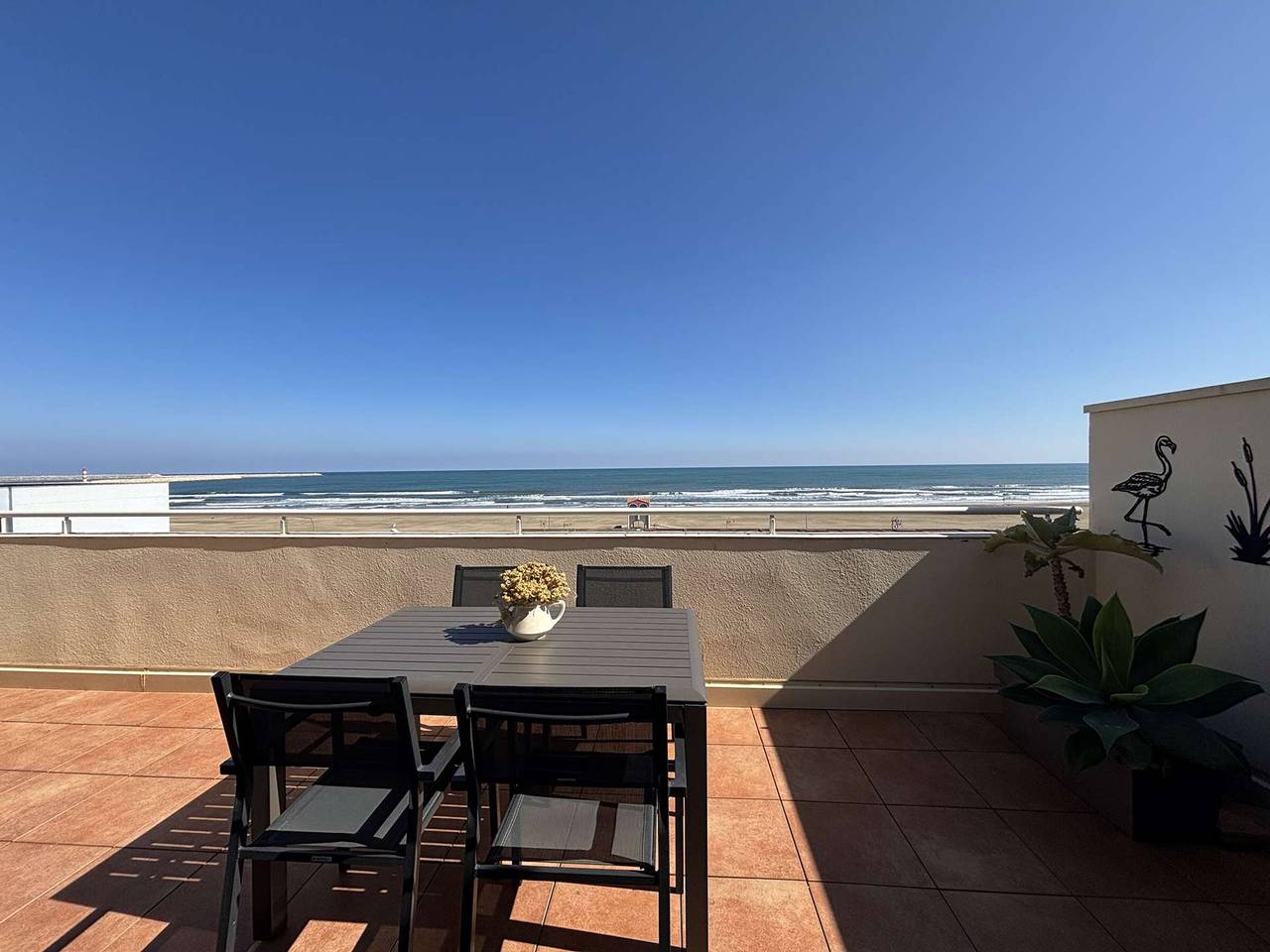 Ganze Wohnung, 2-Zimmer-Wohnung mit Terrasse und Meerblick, 50m vom Strand entfernt in Port-la-Nouvelle, Narbonne und Umgebung