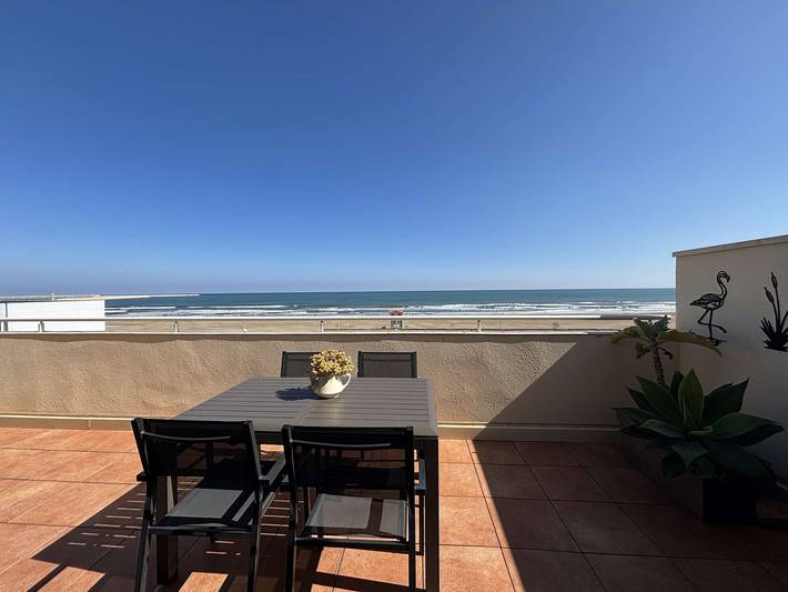 Ganze Wohnung, 2-Zimmer-Wohnung mit Terrasse und Meerblick, 50m vom Strand entfernt in Port-la-Nouvelle, Mittelmeerküste (Frankreich)