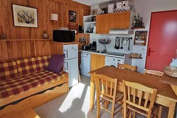 Gîte pour 6 personnes, avec balcon et piscine à Montclar