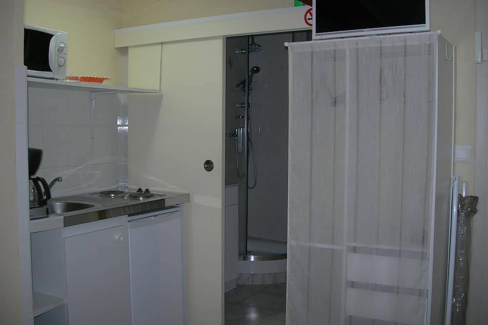 Entire apartment, House furnished comfortably situated between Avignon and Isle sur la Sorgue in Caumont-sur-Durance, Vaucluse