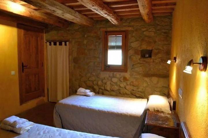 Location de vacances pour 4 personnes, avec jardin et piscine à Olvan - 2