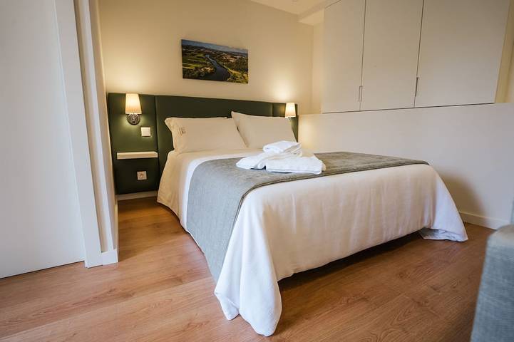 Appartement entier, Studio for 2 people * Spa * River view in Braga, District de Braga