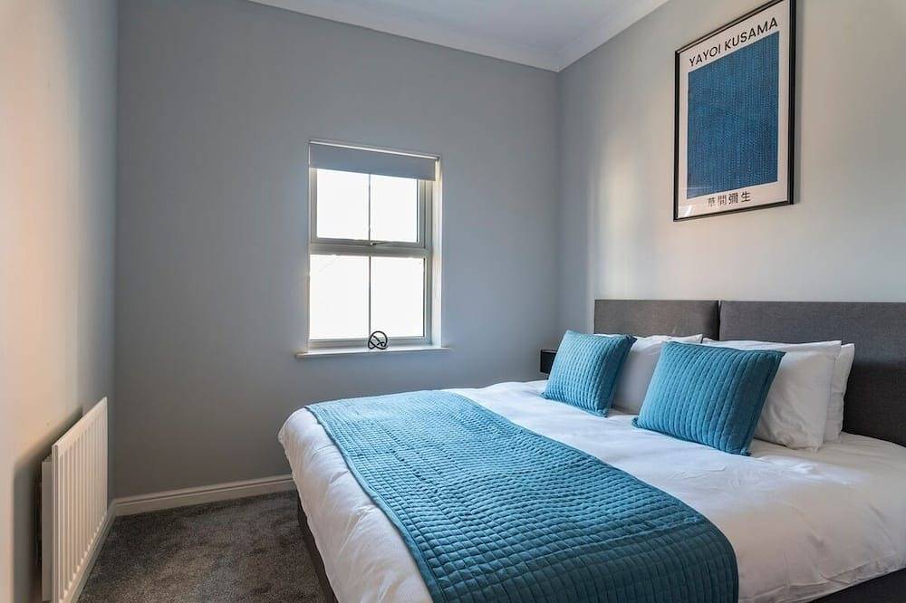 Entire apartment, Stunning 2Br 2Ba w/ Super King Beds + Free Parking in Crawley, West Sussex